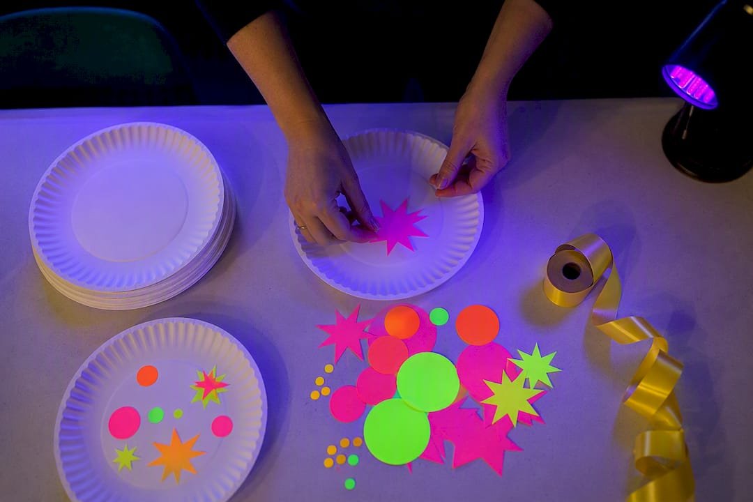 White plates and fluorescent glow decorations